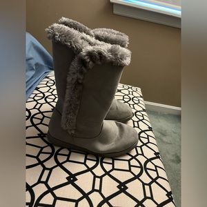 Girls Cat & Jack size 4 grey boots; smoke free home; good condition